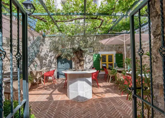 Royal Garden Apartments & Gastronomy
