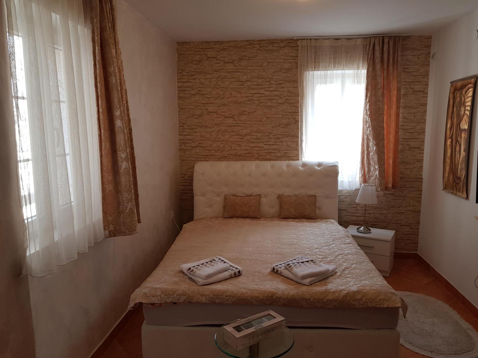 Royal Garden & Gastronomy Apartment *