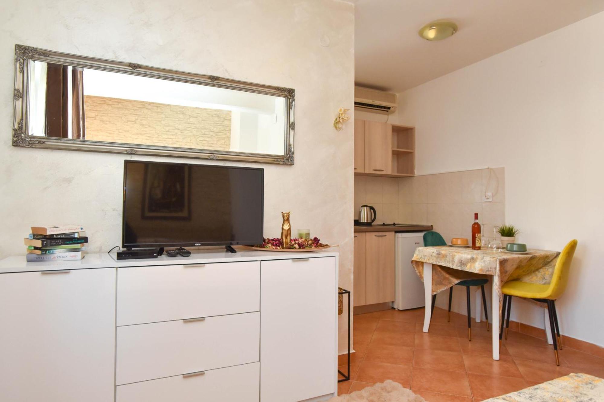 Royal Garden & Gastronomy Apartment *